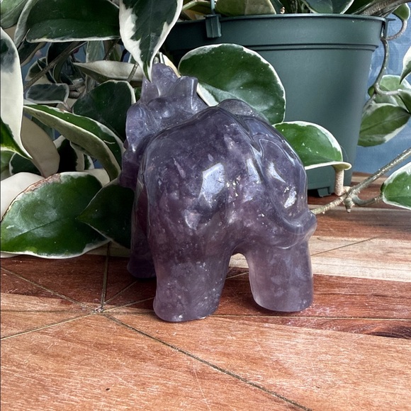 Purple fluorite elephant with mica - Picture 4 of 6